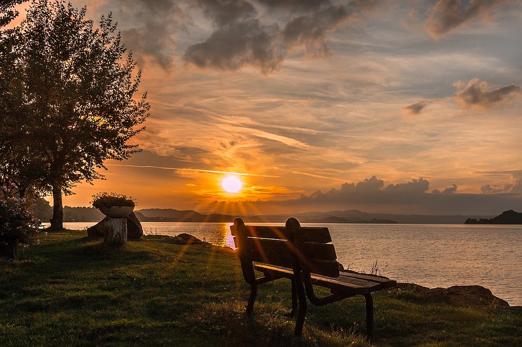 22 - BOLSENA - LA QUIETE DEL SUO LAGO.jpg